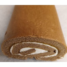 Tumma kääretorttu aprikoosimarmeladilla ja kreemillä