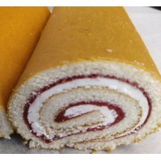 Vaalea kääretorttu vadelmamarmeladilla ja kreemillä